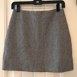 LIKE NEW HOUNDSTOOTH MINI SKIRT; SIZE S